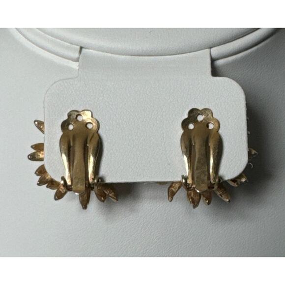 Mid century gold tone flower clip on earings - Picture 6 of 10